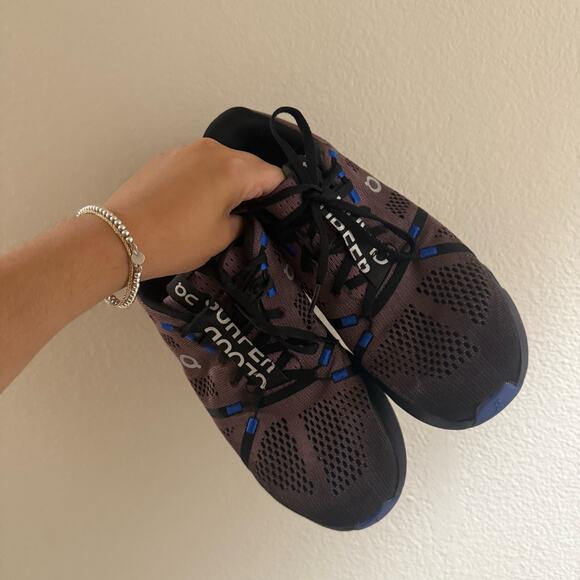 On Cloud Helion Cloudsurfer Women's sneaker in Black/Cobalt sz 9.5 - Picture 3 of 10